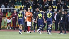 Fenerbahçe, Süper Kupa maçında sahadan çekildi: Şampiyon Galatasaray!