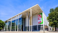 Gizli sergi işinden etti