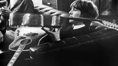 John Lennon’un 50 yıldır kayıp olan gitarı açık artırmada