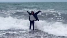 Melis Sezen kıyafetleriyle denize girdi