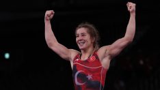 Milli güreşçiler Yasemin Adar ile Elvira Kamaloğlu, Bakü’deki kota mücadelesinde yarı finalde