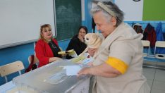 Oy kullanmaya köpeğiyle geldi