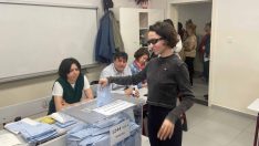 Zeynep Bastık oy sırasında beklemek istemedi, yerine asistanını koydu