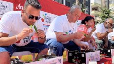 Acı galibiyet… Üç dakikada en çok acı biber yiyen kazandı