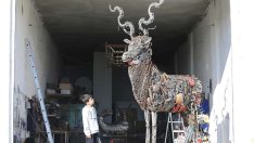 Bir ton metal atıkla dev geyik heykeli yaptı