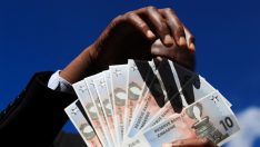 Enflasyonun kontrolden çıktığı Zimbabve yeni para birimine geçiyor