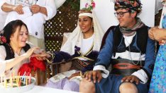 Festivalde gelin-damat rolünü oynayan çift, aylar sonra gerçekten evlendi