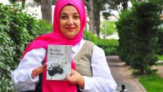 İki parmağıyla hikayesini yazdı