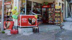 Karganın market rafından aldığı cips kameralara yansıdı