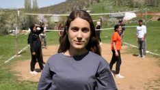 Leyla Aladağ köydeki boş araziye yaptıkları sahada voleybolcu yetiştiriyor