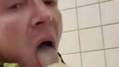 Mide bulandıran olay: Tuvaletleri yalarken videosunu çekti