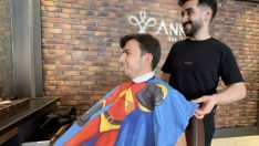 Müşterilerini çizgi film karakterli önlüklerle tıraş ediyor