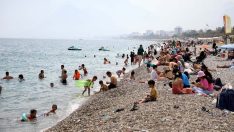 Sıcaklık arttı: Konyaaltı Sahili doldu taştı