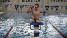 Tek koluyla yüzen Muhammed Ali ilk madalyalarını kazandı