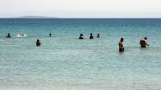 Turistler sıcak havanın tadını çıkardı