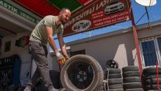 Üniversiteli lastik tamircisi, baba mesleğini sürdürüyor