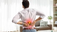 Uzman uyardı: Çok sık yapılan bu hareket omurganızı mahvedebilir