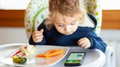 Uzmanlar uyardı: 11 yaşın altındaki çocuklara akıllı telefon verilmemeli