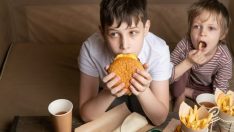 Uzmanlar uyardı: Yemek yerken ekran kullanımına dikkat