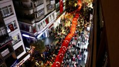 1919 metrelik Türk bayrağıyla fener alayı