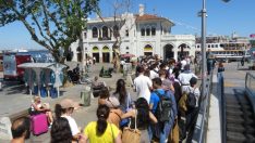 Adalar iskelesinde bayram yoğunluğu: Metrelerce kuyruk oluştu