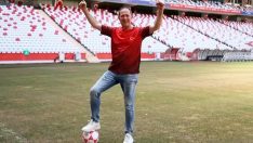 Antalyaspor, Sümer Ezgü’nün milli takım marşını yayınladı