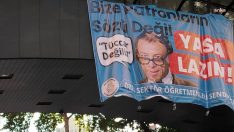 Bakan Tekin’e ‘Mahmut Hoca’ pankartlı protesto