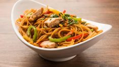 Danimarka’da noodle kararı: Çok acı, çöpe atın!