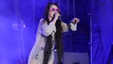 Hande Yener’den playback yapan şarkıcılara gönderme