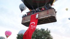 Kapadokya’da balonlar Türk bayraklarıyla uçtu
