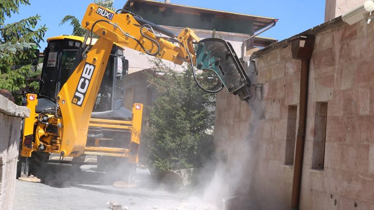 Kapadokya’da kaçak yapılara kepçe