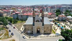 Mavi Medrese ziyaretçilerini tarihi yolculuğa çıkarıyor