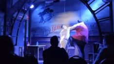 Öfkeli baba sahneye çıkıp komedyeni yumrukladı