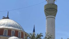 Rüzgar minareyi yıkıp geçti: Leylek yuvası direndi