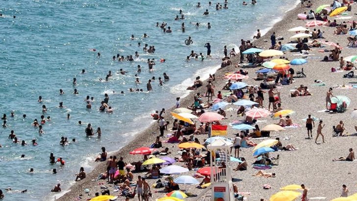 Tatilin son gününde Konyaaltı Sahili doldu