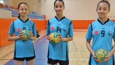 Üçüz kardeşler aynı okulda okuyup, aynı takımda oynuyor