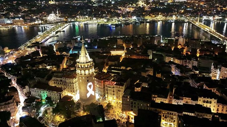 Galata Kulesi pembe ışıklarla aydınlatıldı