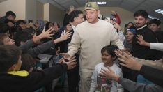 Minik başkan sözünü tuttu Mesut Özil’i okula getirdi! Öğrenciler mutluluktan havalara uçtu