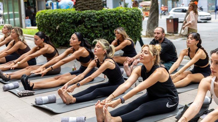 MODA VE YOGA SEVERLERİ BULUŞTURDU