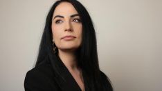 İNSAN SEVER BİR KERE