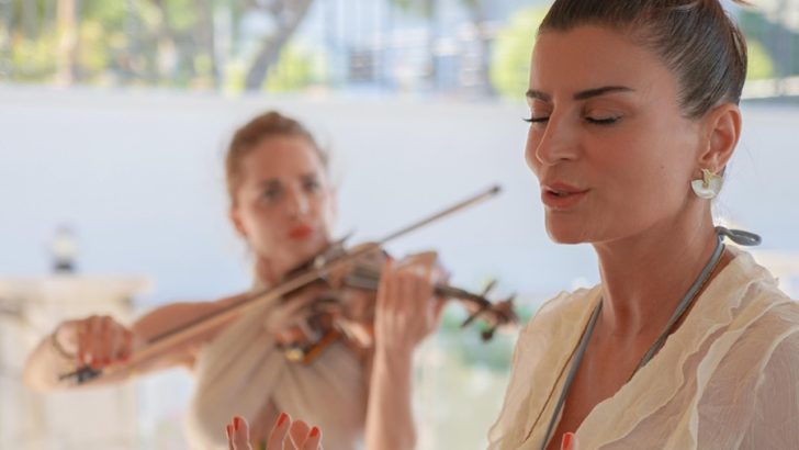 ECE VAHAPOĞLU’NUN YOGA MEDİTASYONLARINA KEMAN EŞLİĞİ