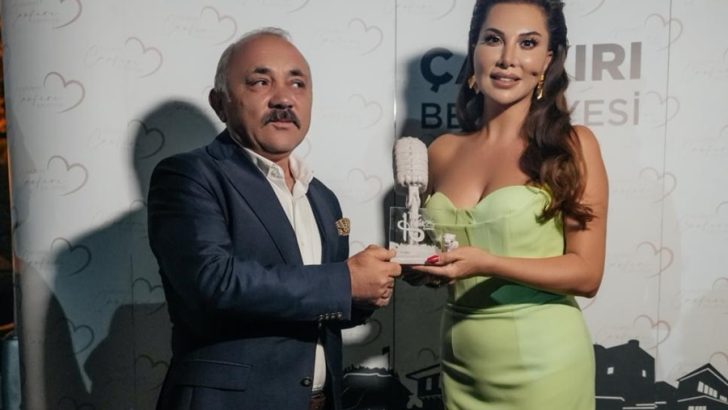 KAYA TUZUNDAN MİKROFON SÜRPRİZİ