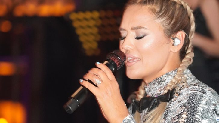 DEMET AKALIN KEMER’DE UNUTULMAZ BİR GECEYE İMZA ATTI
