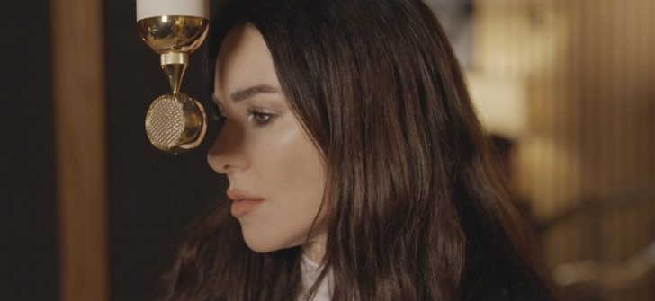 DEFNE SAMYELİ’DEN İKİNCİ SÜRPRİZ