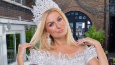 TUĞBA ÖZAY’DAN NEFES KESEN KAPAK POZU