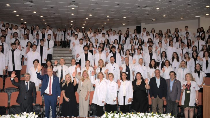 EGE ÜNİVERSİTELİ DİŞ HEKİMLERİ BEYAZ ÖNLÜKLERİNE KAVUŞTU