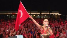 ÖMÜR GEDİK KONSERİNDE 4 BİN TÜRK BAYRAĞI DAĞITILDI