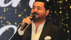 KONSERİN İLK DAKİKALARI HEP YUTKUNARAK GEÇİYOR