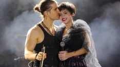 AYDİLGE VE EŞİ KONSERDE AŞKA GELDİ