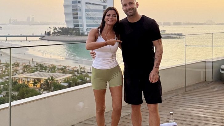 ECE VAHAPOĞLUNDAN İNGİLİZ FUTBOLCUYA YOGA